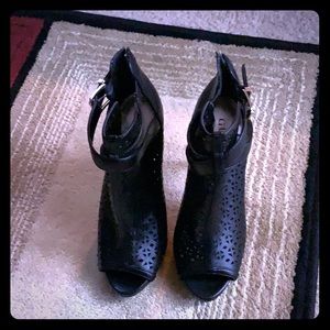 Guess high heel, Never been worn